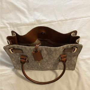 Michael kors signature new w/o tags shoulder purse ,